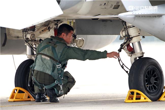 空軍第28作戰隊IDF經國號戰機進駐澎湖實施「天駒任務」，擔任海峽中線警戒任務。（記者邱榮吉/澎湖攝影）