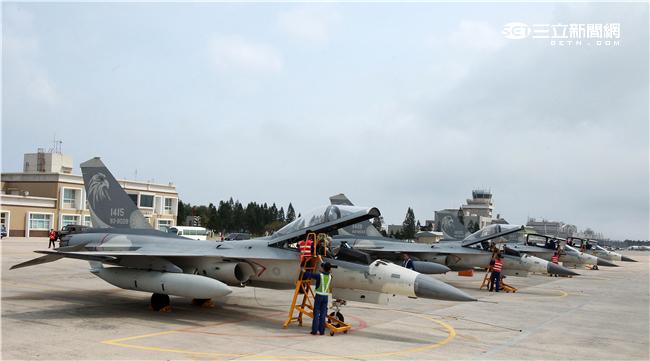 空軍第28作戰隊IDF經國號戰機進駐澎湖實施「天駒任務」，擔任海峽中線警戒任務。（記者邱榮吉/澎湖攝影）