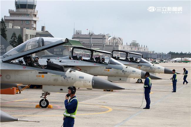 空軍第28作戰隊IDF經國號戰機進駐澎湖實施「天駒任務」，擔任海峽中線警戒任務。（記者邱榮吉/澎湖攝影）