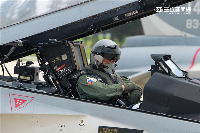 空軍第28作戰隊IDF經國號戰機進駐澎湖實施「天駒任務」，擔任海峽中線警戒任務。（記者邱榮吉/澎湖攝影）