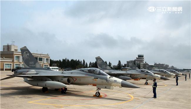 空軍第28作戰隊IDF經國號戰機進駐澎湖實施「天駒任務」，擔任海峽中線警戒任務。（記者邱榮吉/澎湖攝影）