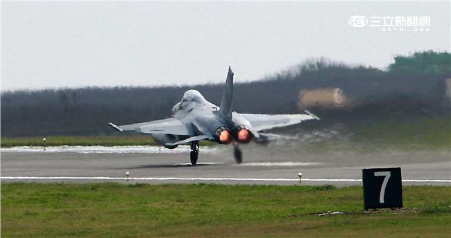 空軍第28作戰隊IDF經國號戰機進駐澎湖實施「天駒任務」，擔任海峽中線警戒任務。（記者邱榮吉/澎湖攝影）