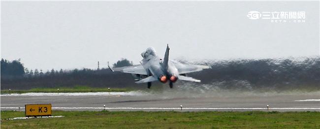 空軍第28作戰隊IDF經國號戰機進駐澎湖實施「天駒任務」，擔任海峽中線警戒任務。（記者邱榮吉/澎湖攝影）