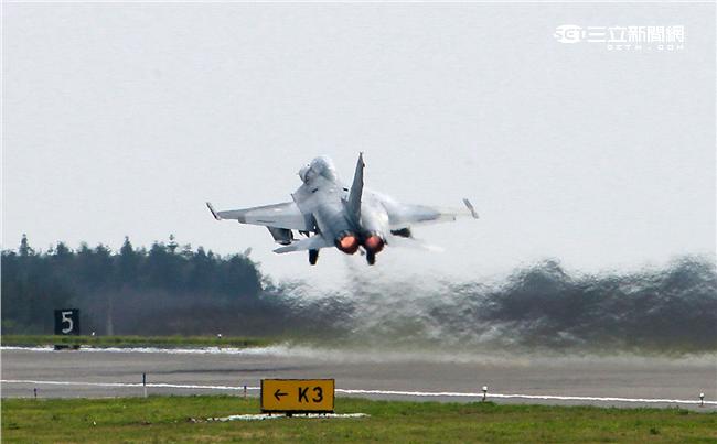 空軍第28作戰隊IDF經國號戰機進駐澎湖實施「天駒任務」，擔任海峽中線警戒任務。（記者邱榮吉/澎湖攝影）