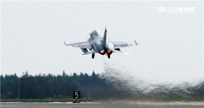 空軍第28作戰隊IDF經國號戰機進駐澎湖實施「天駒任務」，擔任海峽中線警戒任務。（記者邱榮吉/澎湖攝影）