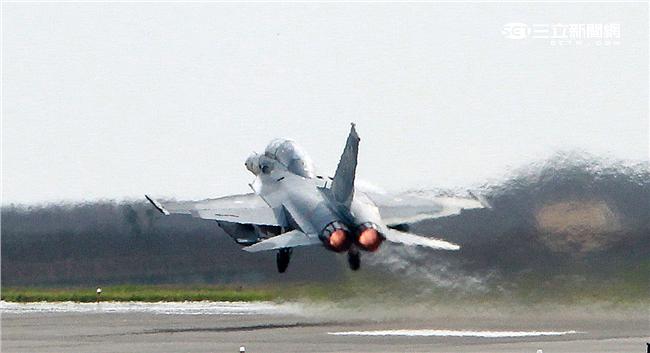 空軍第28作戰隊IDF經國號戰機進駐澎湖實施「天駒任務」，擔任海峽中線警戒任務。（記者邱榮吉/澎湖攝影）