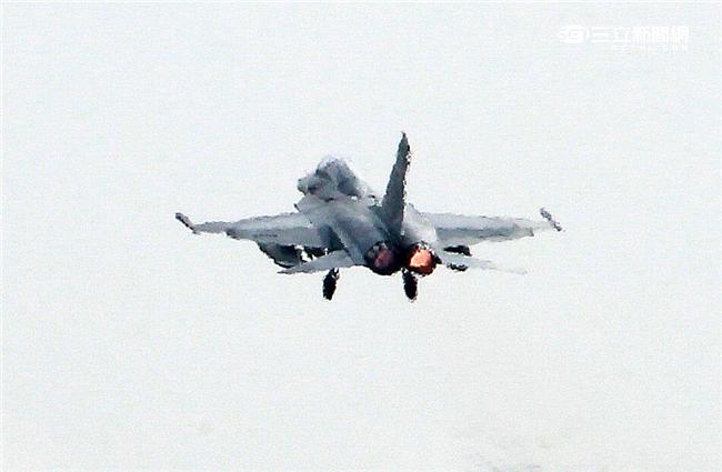 空軍第28作戰隊IDF經國號戰機進駐澎湖實施「天駒任務」，擔任海峽中線警戒任務。（記者邱榮吉/澎湖攝影）