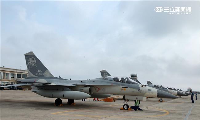 空軍第28作戰隊IDF經國號戰機進駐澎湖實施「天駒任務」，擔任海峽中線警戒任務。（記者邱榮吉/澎湖攝影）