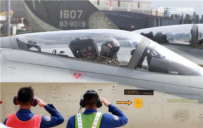 空軍第28作戰隊IDF經國號戰機進駐澎湖實施「天駒任務」，擔任海峽中線警戒任務。（記者邱榮吉/澎湖攝影）