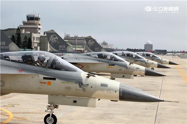 空軍第28作戰隊IDF經國號戰機進駐澎湖實施「天駒任務」，擔任海峽中線警戒任務。（記者邱榮吉/澎湖攝影）