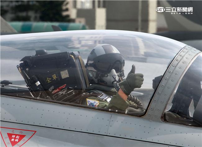 空軍第28作戰隊IDF經國號戰機進駐澎湖實施「天駒任務」，擔任海峽中線警戒任務。（記者邱榮吉/澎湖攝影）