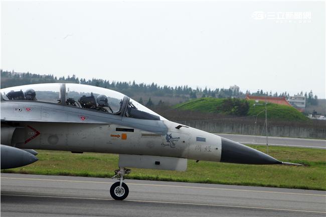 空軍第28作戰隊IDF經國號戰機進駐澎湖實施「天駒任務」，擔任海峽中線警戒任務。（記者邱榮吉/澎湖攝影）