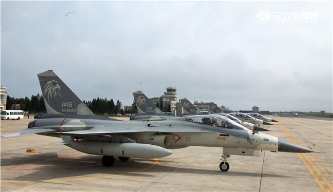空軍第28作戰隊IDF經國號戰機進駐澎湖實施「天駒任務」，擔任海峽中線警戒任務。（記者邱榮吉/澎湖攝影）