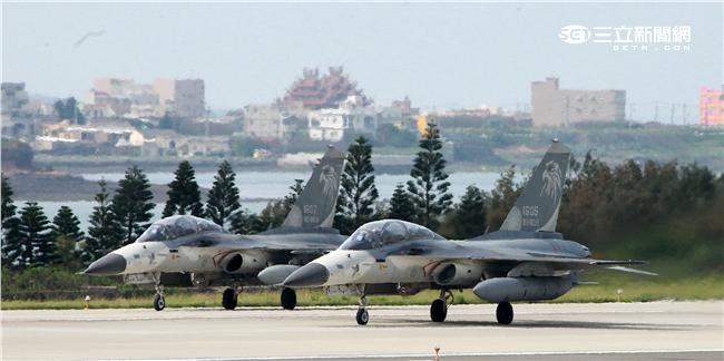 空軍第28作戰隊IDF經國號戰機進駐澎湖實施「天駒任務」，擔任海峽中線警戒任務。（記者邱榮吉/澎湖攝影）
