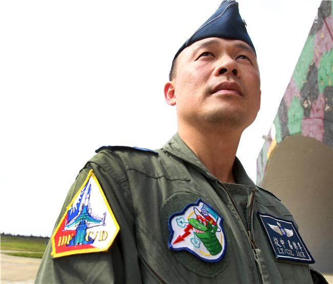 空軍第28作戰隊IDF經國號戰機進駐澎湖實施「天駒任務」，擔任海峽中線警戒任務。（記者邱榮吉/澎湖攝影）