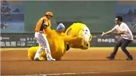 加菲貓吉祥物斷頭／youtube/https://www.youtube.com/watch?v=J_BYqTrGvYw