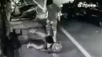 只回「叭什麼」　學童遭駕駛怒推在地