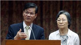 CD
翁啟惠願提前交接 沒有堅持要做滿
中研院長翁啟惠（圖）27日到立法院報告「浩鼎案」，
多名立委質疑翁啟惠為何不辭職，翁啟惠解釋，他必須
捍衛中研院聲譽，但有跟總統馬英九表態願提前交接，
「沒有堅持要做滿。」右為中研院副院長王瑜。
中央社記者鄭傑文攝　105年4月27日