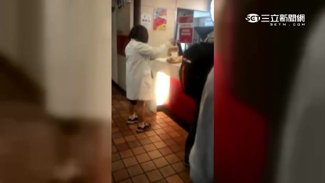 冰塊飲料沒分開　婦大抓狂怒罵店員