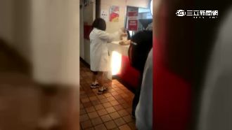 冰塊飲料沒分開　婦大抓狂怒罵店員