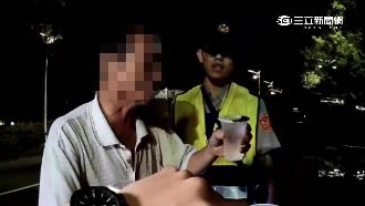 損友一旁喊拒測！酒駕男遭扣車進警局