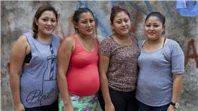  「出租子宮」墨西哥4姊妹 翻攝自每日郵報 http://www.dailymail.co.uk/news/article-3559777/Renting-wombs-family-business-Four-sisters-family-make-10-000-year-having-babies-gay-European-couples-Mexico-s-secret-surrogacy-trade.html