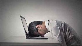 悶悶不樂、壓力大、加班／達志影像／美聯社