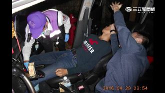 影／毒蟲拉K口吐白沫　鎖車內猛撞頭