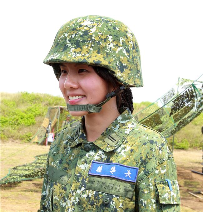 陸軍澎防部混砲營一連中尉輔導長李宛庭，獲拍2016年度5月份形象月曆主角，仍然要與部隊弟兄共同接受155榴的陣地操練，及砲班訓練很辛苦。（記者邱榮吉/澎湖攝影）