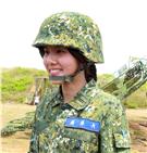 陸軍澎防部混砲營一連中尉輔導長李宛庭，獲拍2016年度5月份形象月曆主角，仍然要與部隊弟兄共同接受155榴的陣地操練，及砲班訓練很辛苦。（記者邱榮吉/澎湖攝影）