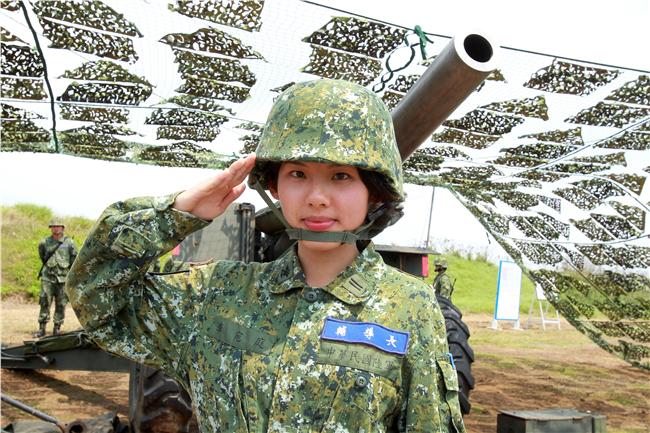 陸軍澎防部混砲營一連中尉輔導長李宛庭，獲拍2016年度5月份形象月曆主角，仍然要與部隊弟兄共同接受155榴的陣地操練，及砲班訓練很辛苦。（記者邱榮吉/澎湖攝影）