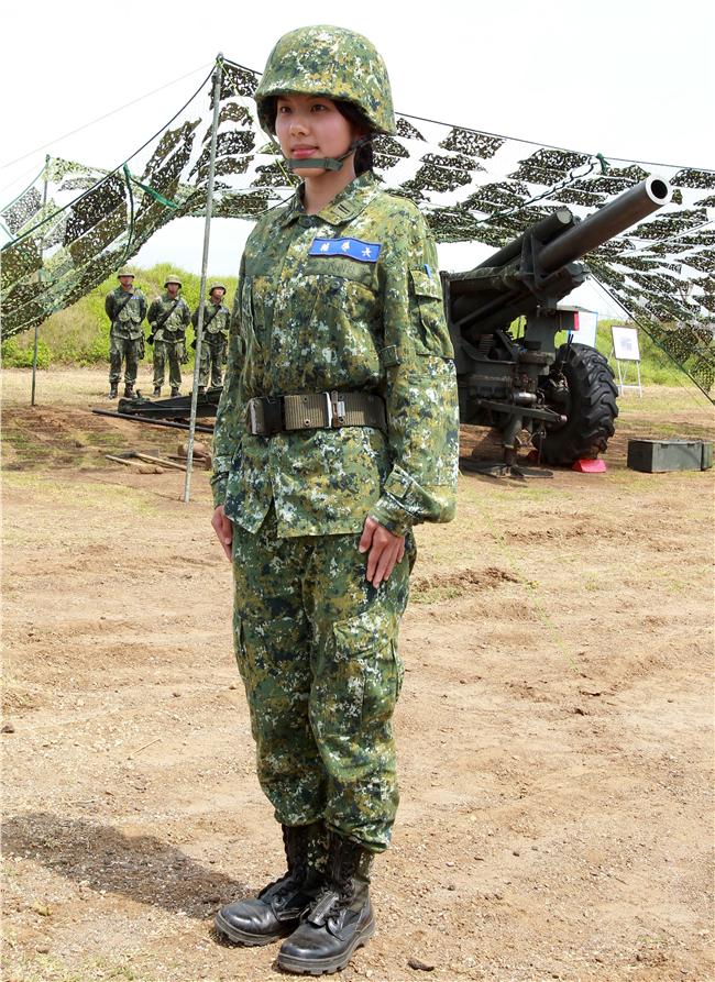 陸軍澎防部混砲營一連中尉輔導長李宛庭，獲拍2016年度5月份形象月曆主角，仍然要與部隊弟兄共同接受155榴的陣地操練，及砲班訓練很辛苦。（記者邱榮吉/澎湖攝影）