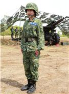 陸軍澎防部混砲營一連中尉輔導長李宛庭，獲拍2016年度5月份形象月曆主角，仍然要與部隊弟兄共同接受155榴的陣地操練，及砲班訓練很辛苦。（記者邱榮吉/澎湖攝影）