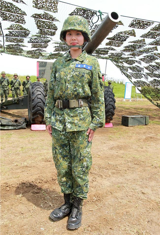 陸軍澎防部混砲營一連中尉輔導長李宛庭，獲拍2016年度5月份形象月曆主角，仍然要與部隊弟兄共同接受155榴的陣地操練，及砲班訓練很辛苦。（記者邱榮吉/澎湖攝影）