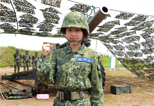 陸軍澎防部混砲營一連中尉輔導長李宛庭，獲拍2016年度5月份形象月曆主角，仍然要與部隊弟兄共同接受155榴的陣地操練，及砲班訓練很辛苦。（記者邱榮吉/澎湖攝影）