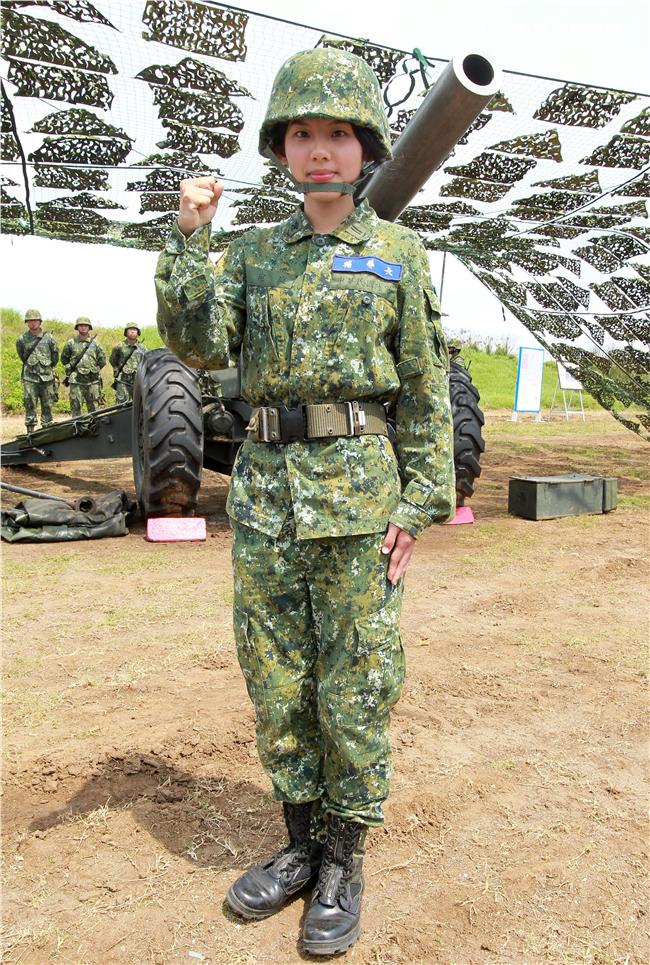 陸軍澎防部混砲營一連中尉輔導長李宛庭，獲拍2016年度5月份形象月曆主角，仍然要與部隊弟兄共同接受155榴的陣地操練，及砲班訓練很辛苦。（記者邱榮吉/澎湖攝影）