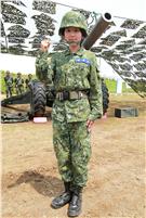 陸軍澎防部混砲營一連中尉輔導長李宛庭，獲拍2016年度5月份形象月曆主角，仍然要與部隊弟兄共同接受155榴的陣地操練，及砲班訓練很辛苦。（記者邱榮吉/澎湖攝影）