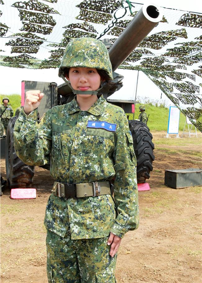 陸軍澎防部混砲營一連中尉輔導長李宛庭，獲拍2016年度5月份形象月曆主角，仍然要與部隊弟兄共同接受155榴的陣地操練，及砲班訓練很辛苦。（記者邱榮吉/澎湖攝影）