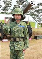 陸軍澎防部混砲營一連中尉輔導長李宛庭，獲拍2016年度5月份形象月曆主角，仍然要與部隊弟兄共同接受155榴的陣地操練，及砲班訓練很辛苦。（記者邱榮吉/澎湖攝影）