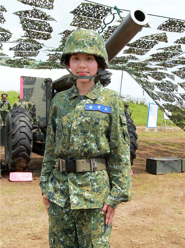 陸軍澎防部混砲營一連中尉輔導長李宛庭，獲拍2016年度5月份形象月曆主角，仍然要與部隊弟兄共同接受155榴的陣地操練，及砲班訓練很辛苦。（記者邱榮吉/澎湖攝影）