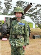 陸軍澎防部混砲營一連中尉輔導長李宛庭，獲拍2016年度5月份形象月曆主角，仍然要與部隊弟兄共同接受155榴的陣地操練，及砲班訓練很辛苦。（記者邱榮吉/澎湖攝影）