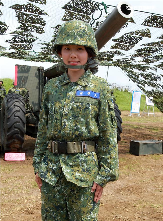 陸軍澎防部混砲營一連中尉輔導長李宛庭，獲拍2016年度5月份形象月曆主角，仍然要與部隊弟兄共同接受155榴的陣地操練，及砲班訓練很辛苦。（記者邱榮吉/澎湖攝影）