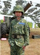 陸軍澎防部混砲營一連中尉輔導長李宛庭，獲拍2016年度5月份形象月曆主角，仍然要與部隊弟兄共同接受155榴的陣地操練，及砲班訓練很辛苦。（記者邱榮吉/澎湖攝影）