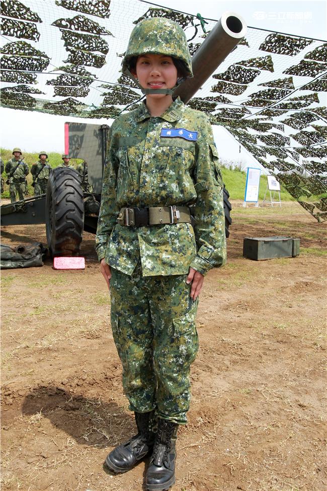 陸軍澎防部混砲營一連中尉輔導長李宛庭，獲拍2016年度5月份形象月曆主角，仍然要與部隊弟兄共同接受155榴的陣地操練，及砲班訓練很辛苦。（記者邱榮吉/澎湖攝影）