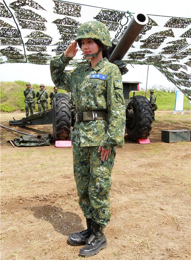 陸軍澎防部混砲營一連中尉輔導長李宛庭，獲拍2016年度5月份形象月曆主角，仍然要與部隊弟兄共同接受155榴的陣地操練，及砲班訓練很辛苦。（記者邱榮吉/澎湖攝影）
