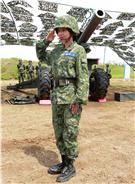 陸軍澎防部混砲營一連中尉輔導長李宛庭，獲拍2016年度5月份形象月曆主角，仍然要與部隊弟兄共同接受155榴的陣地操練，及砲班訓練很辛苦。（記者邱榮吉/澎湖攝影）