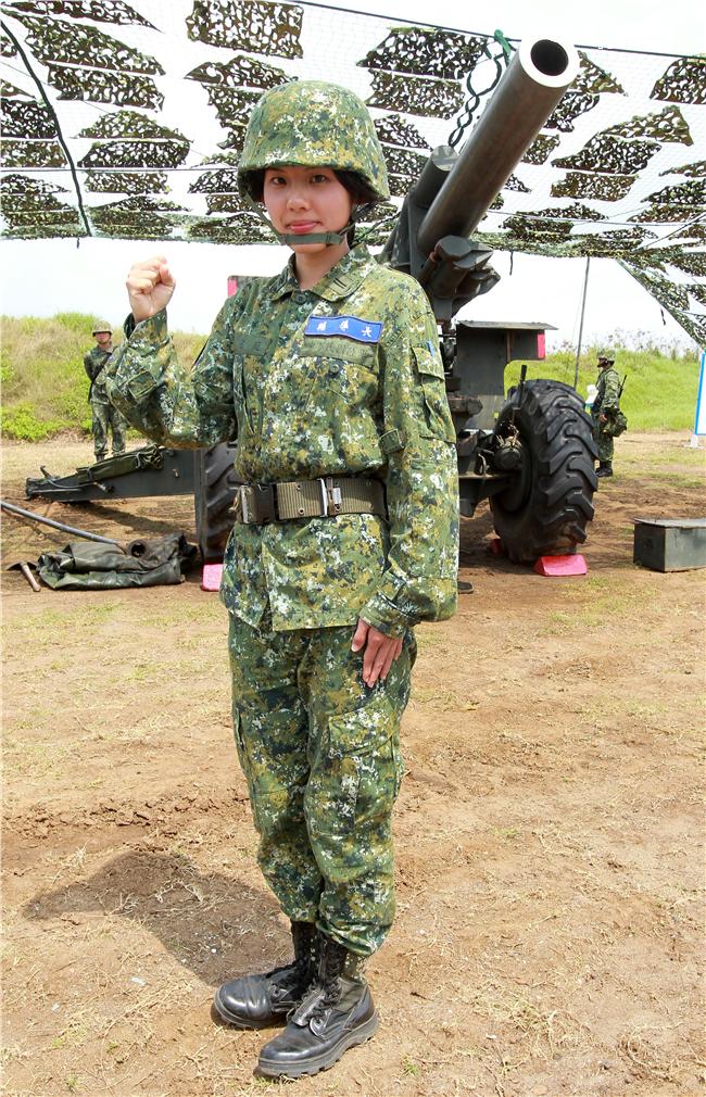 陸軍澎防部混砲營一連中尉輔導長李宛庭，獲拍2016年度5月份形象月曆主角，仍然要與部隊弟兄共同接受155榴的陣地操練，及砲班訓練很辛苦。（記者邱榮吉/澎湖攝影）
