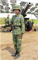 陸軍澎防部混砲營一連中尉輔導長李宛庭，獲拍2016年度5月份形象月曆主角，仍然要與部隊弟兄共同接受155榴的陣地操練，及砲班訓練很辛苦。（記者邱榮吉/澎湖攝影）
