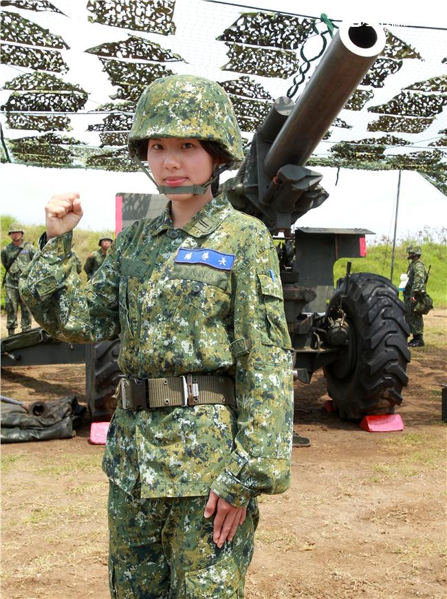 陸軍澎防部混砲營一連中尉輔導長李宛庭，獲拍2016年度5月份形象月曆主角，仍然要與部隊弟兄共同接受155榴的陣地操練，及砲班訓練很辛苦。（記者邱榮吉/澎湖攝影）
