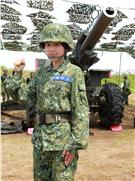 陸軍澎防部混砲營一連中尉輔導長李宛庭，獲拍2016年度5月份形象月曆主角，仍然要與部隊弟兄共同接受155榴的陣地操練，及砲班訓練很辛苦。（記者邱榮吉/澎湖攝影）
